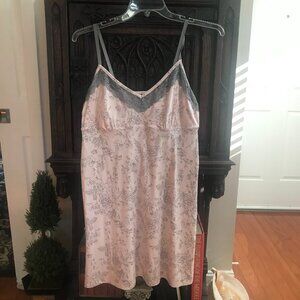 TAHARI: PINK AND GRAY KNEE LENGTH NIGHTGOWN SIZE M